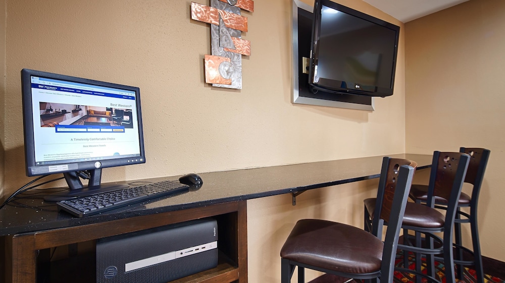 Best Western Cedar Inn 23/24