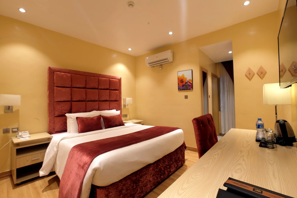Bon Hotel Elvis 21/50