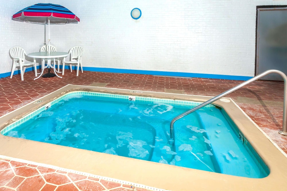 Days Inn by Wyndham Portage/Indiana Dunes National Park 13/21