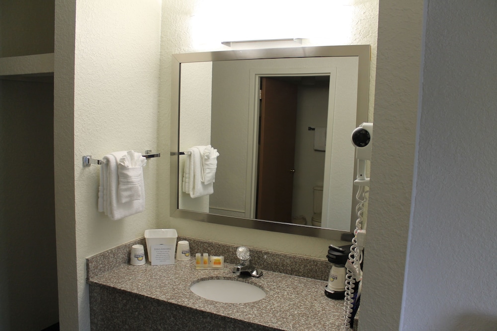 Days Inn & Suites By Wyndham Bridgeport - Clarksburg 16/42