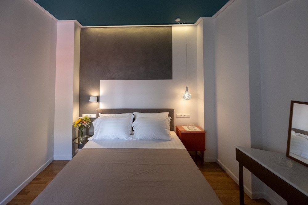 Athenian Yard Suites 12/50