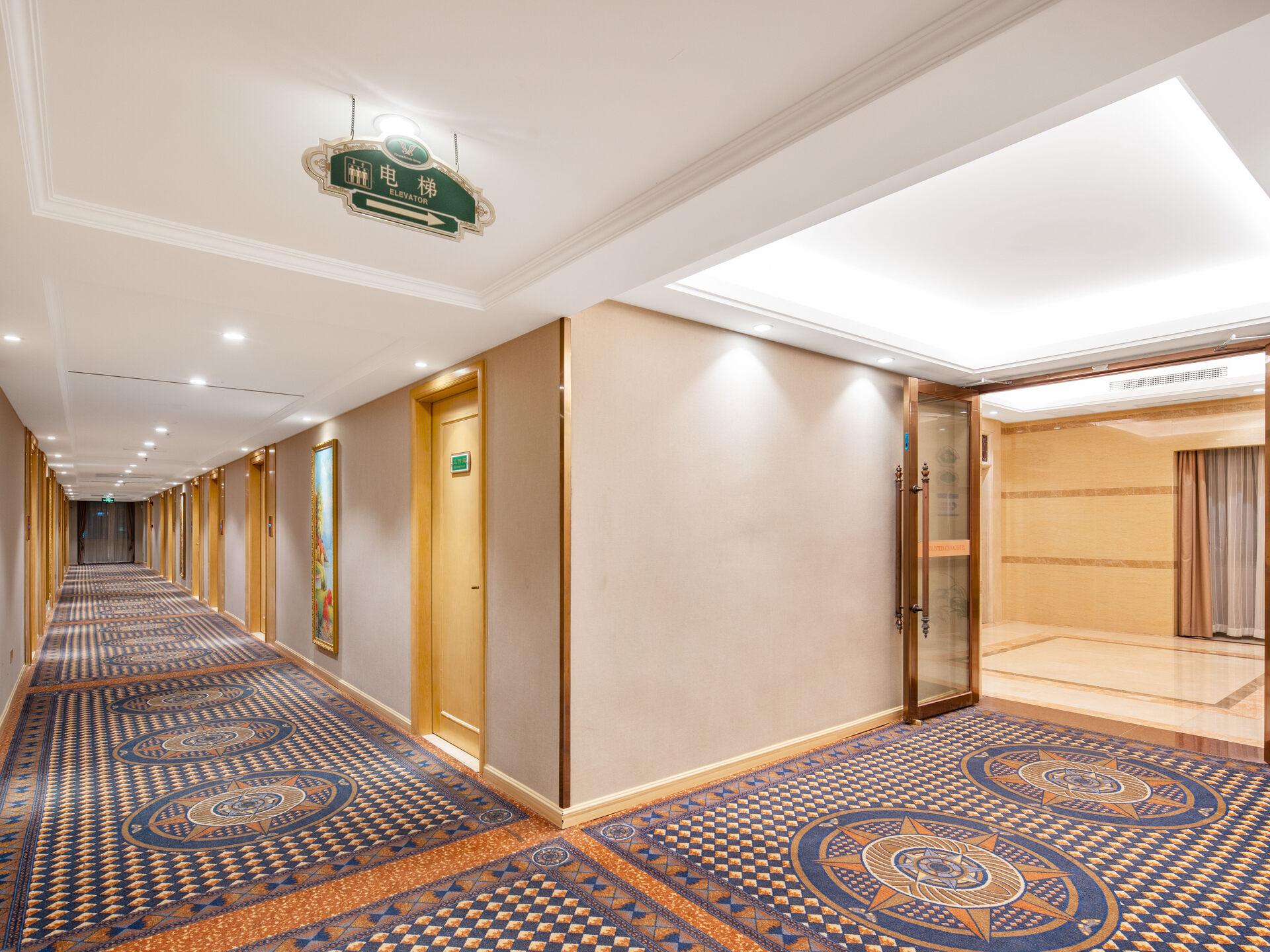 Vienna International Hotel (Shenzhen Pinghu Metro Station) 20/34