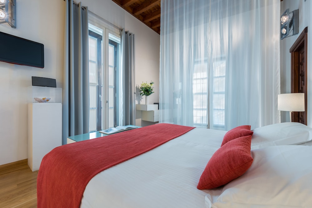 DELUXE, DOUBLE BED