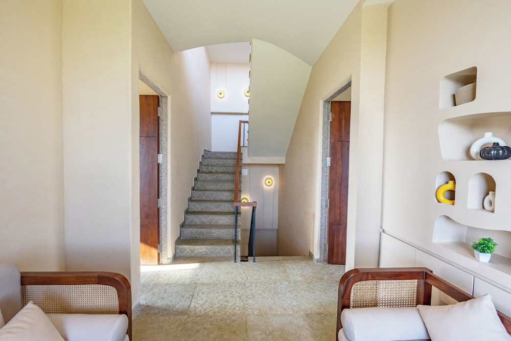 ELIVAAS Cows and Cuddles 4 BHK with Pvt Pool and Garden 46/68