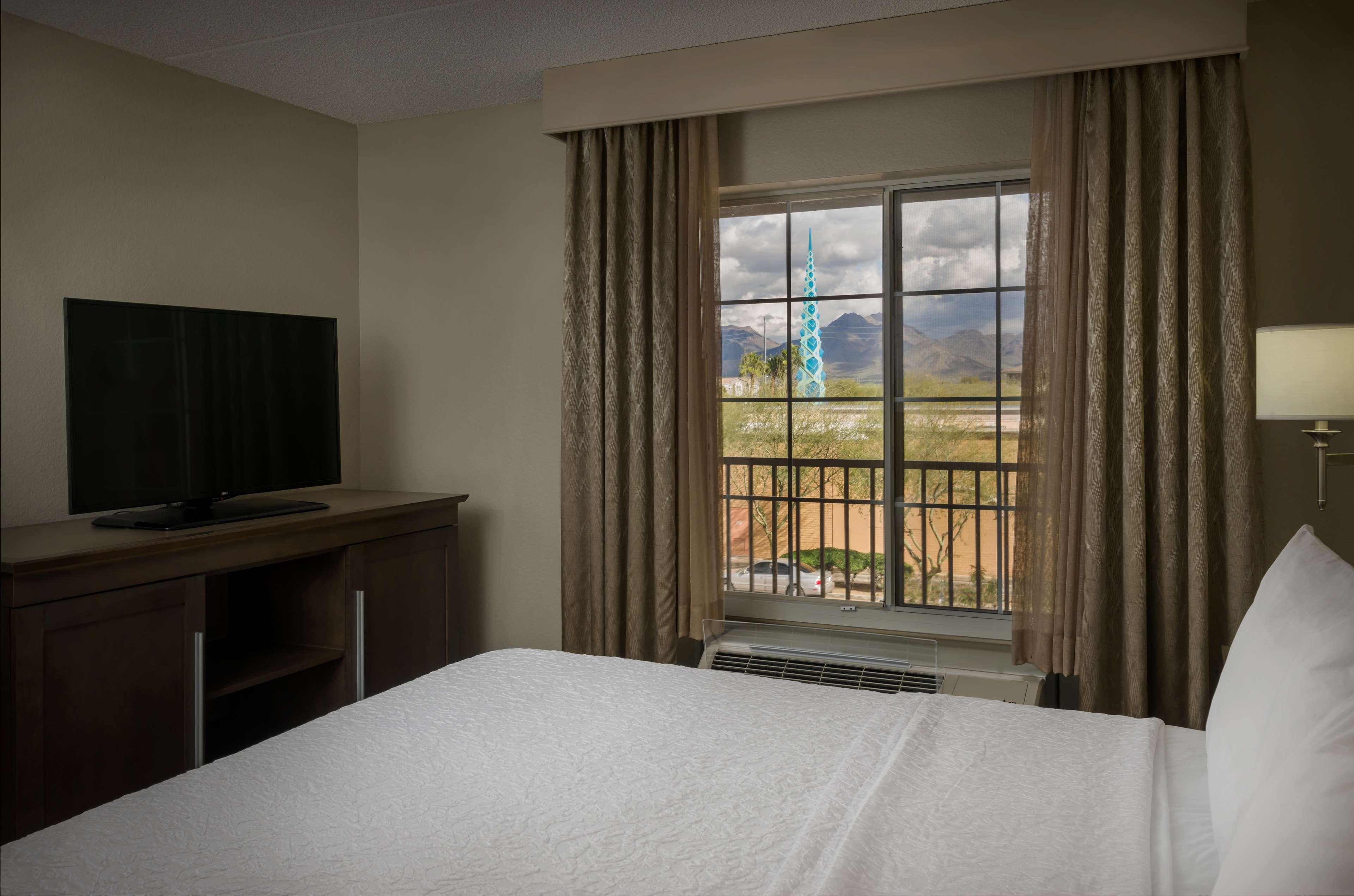 1 BEDROOM, SUITE, KING BED, KITCHEN