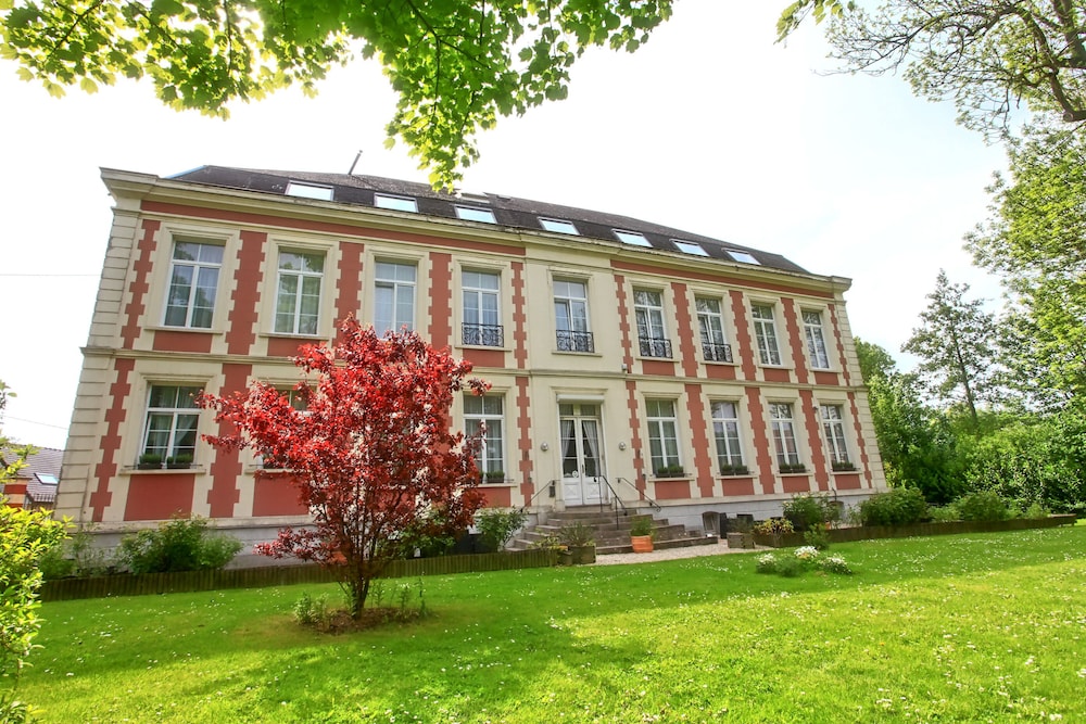 Chateau De Moulin Le Comte in AIRE SUR LA LYS