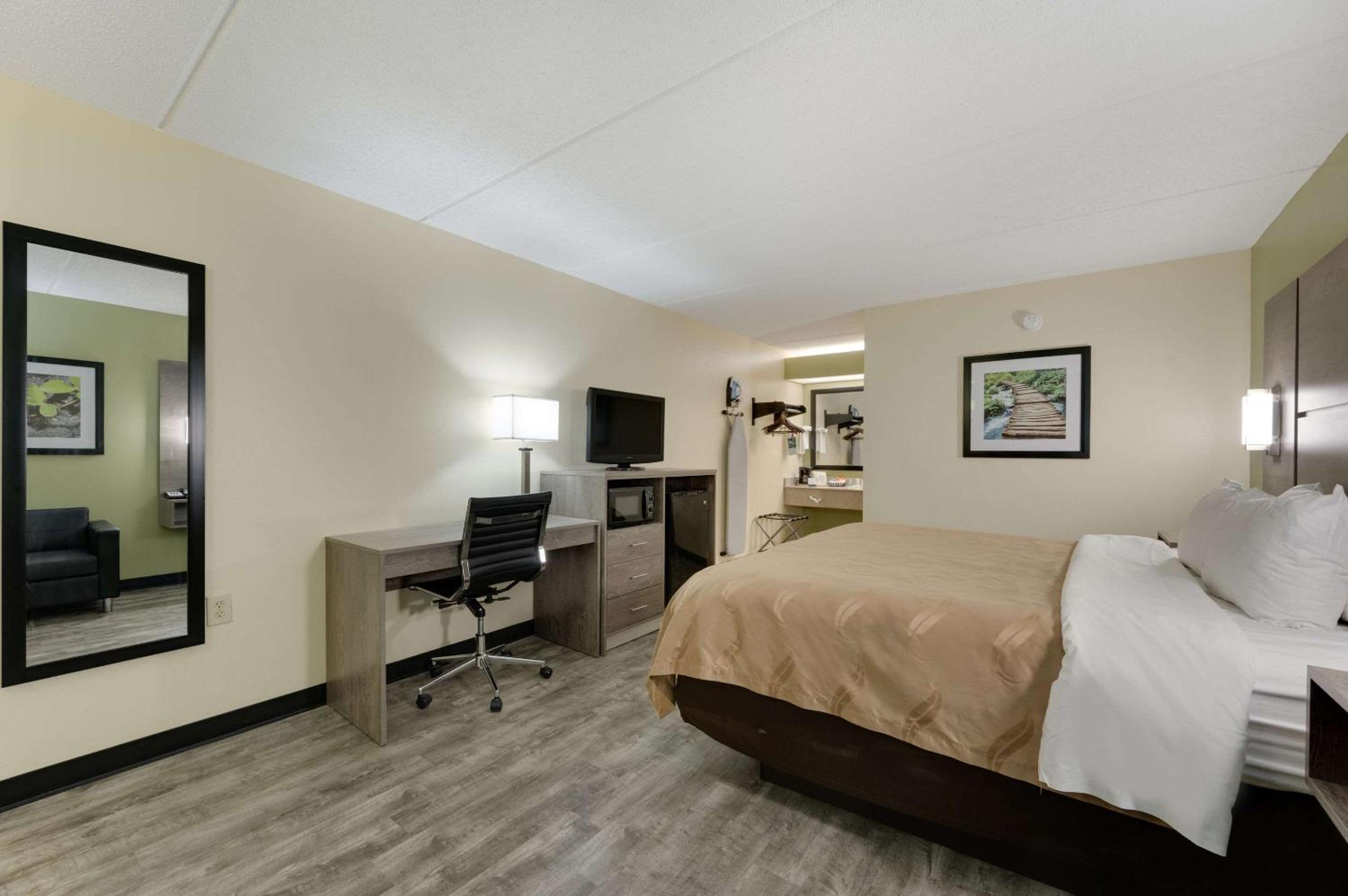 ROOM, KING BED, SMOKING