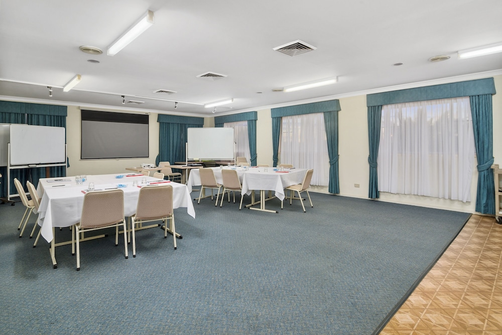 PARK MOTOR INN 43/54