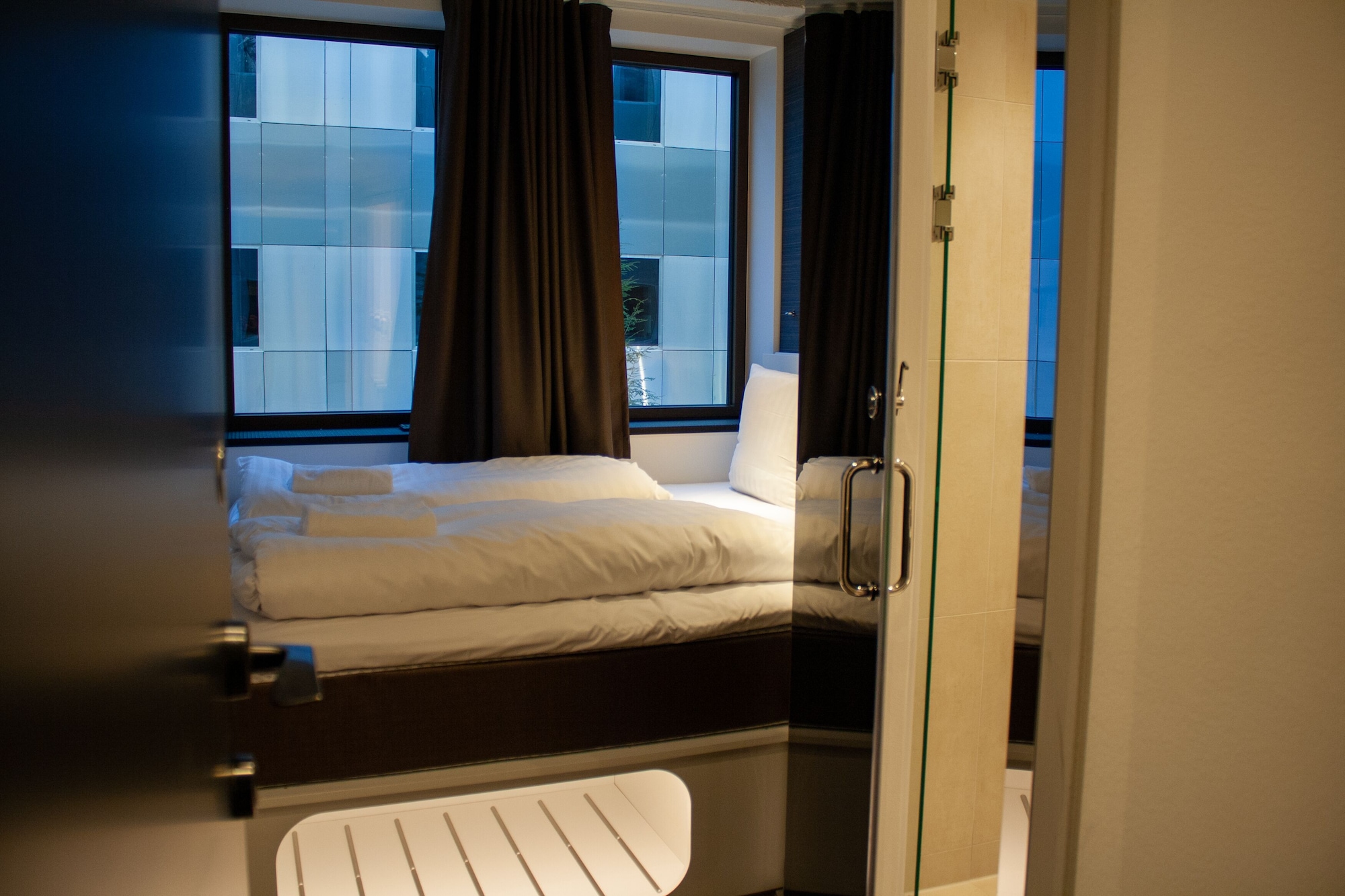 ROOM, DOUBLE BED