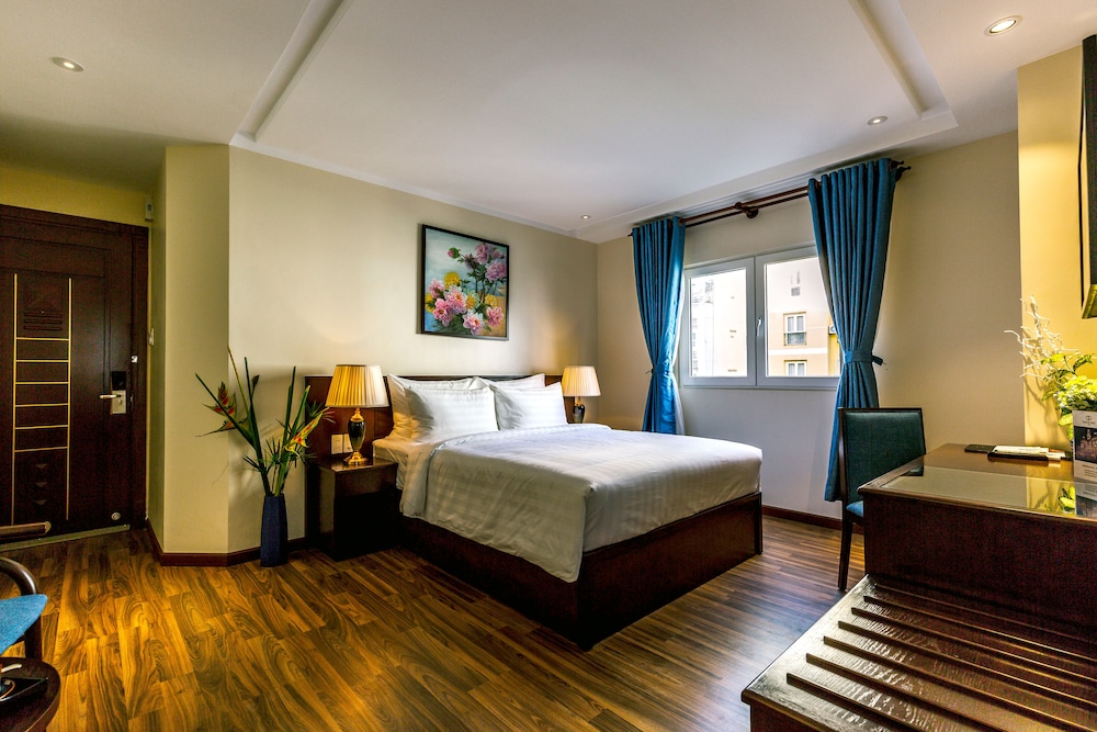 LUXURY, QUEEN BED, CITY VIEW