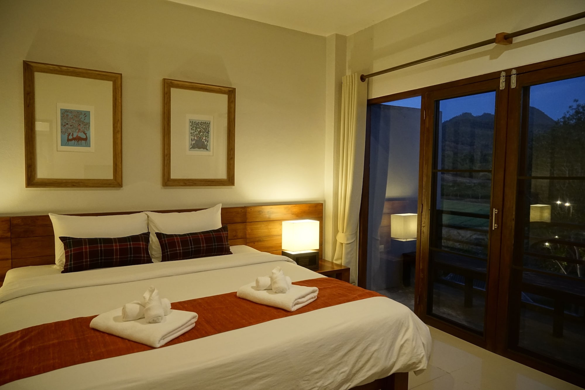 DELUXE, KING BED, MOUNTAIN VIEW