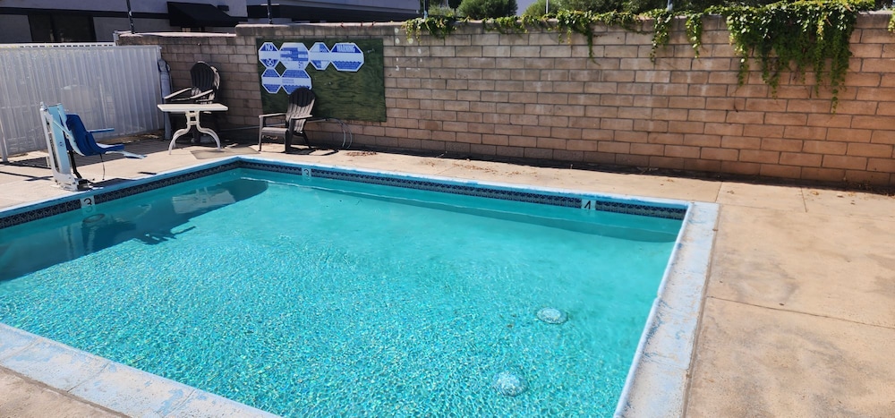 Mayfair Inn Ontario Airport 27/35