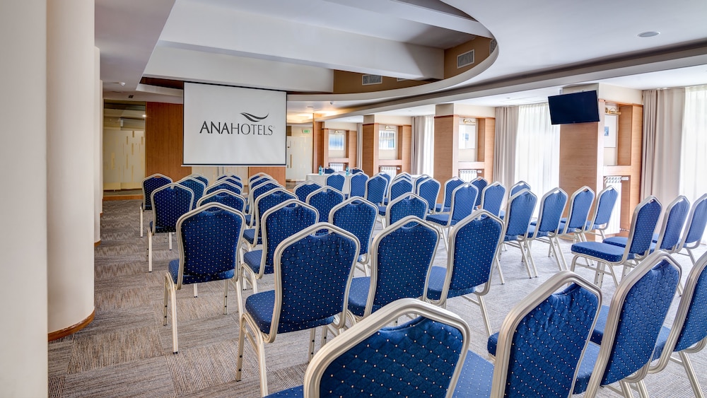 Ana Hotels Sport Poiana Brasov 30/33