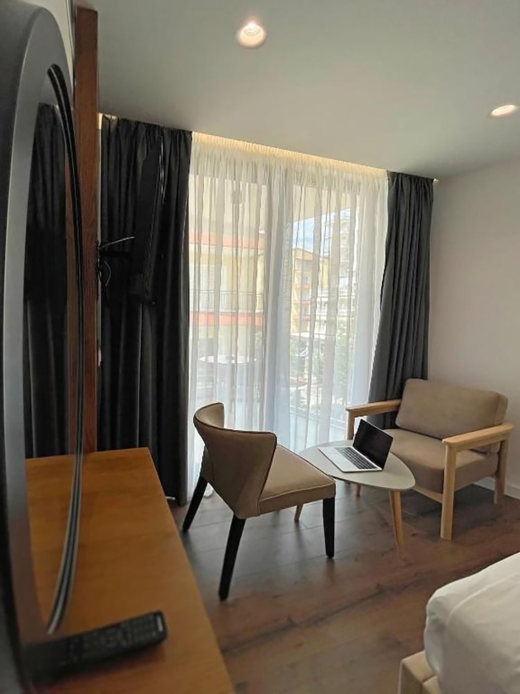 Dorchester Hotel 37/50