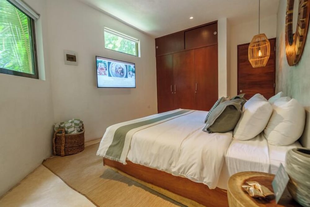 SUPERIOR, SUITE, KING BED, SOFA, BALCONY