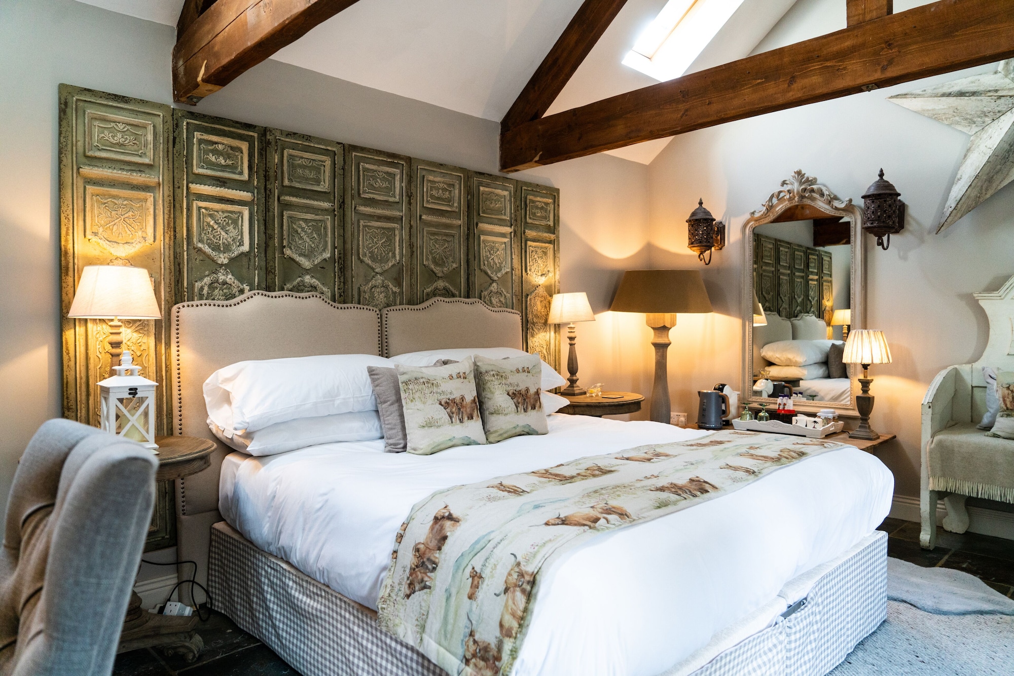 DELUXE, DOUBLE OR TWIN BED