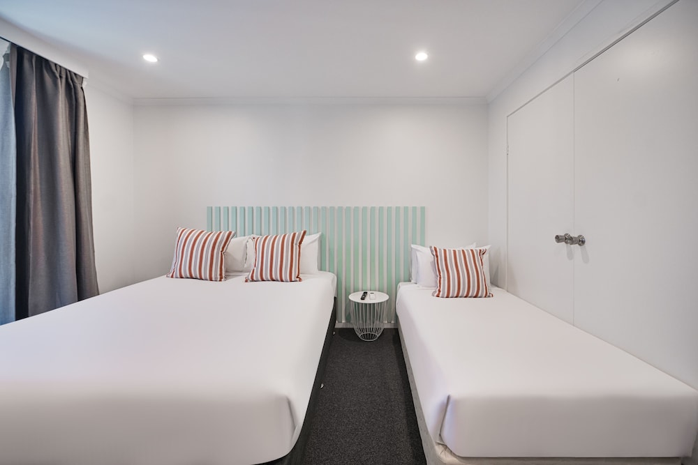 GOSFORD PALMS MOTOR INN 15/62