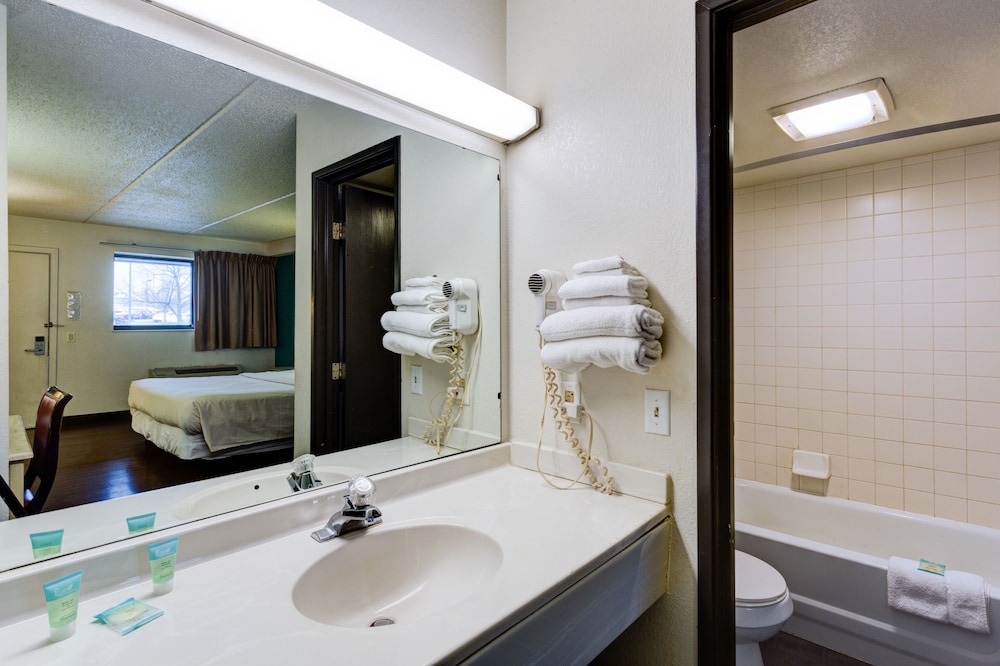 Travelodge Cleveland/Willoughby 10/29
