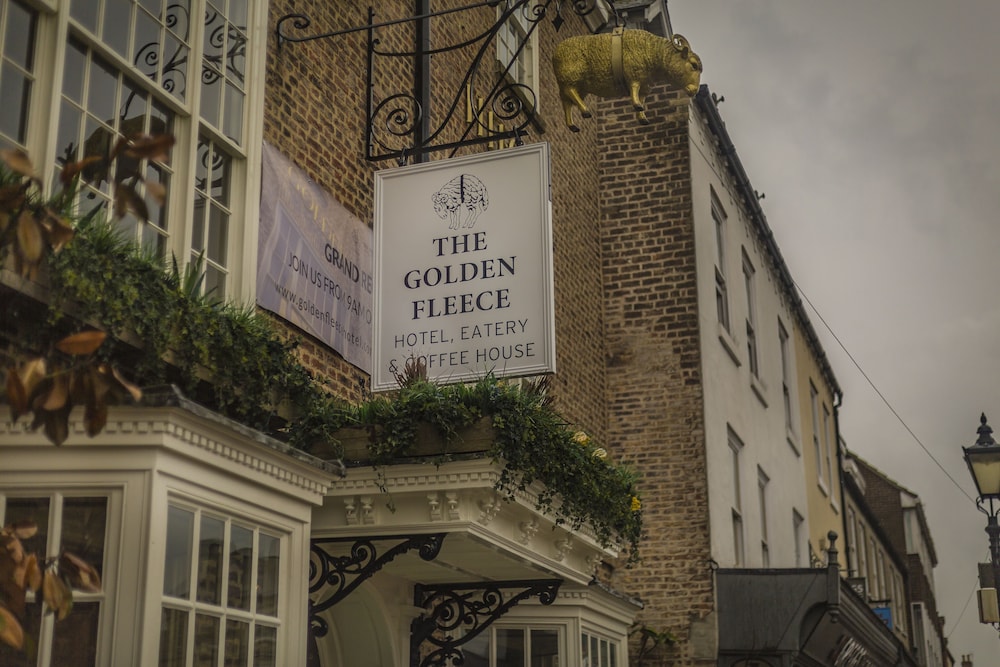 The Golden Fleece Hotel 6/50