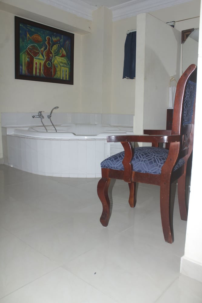 HOTEL LUIS V 34/43