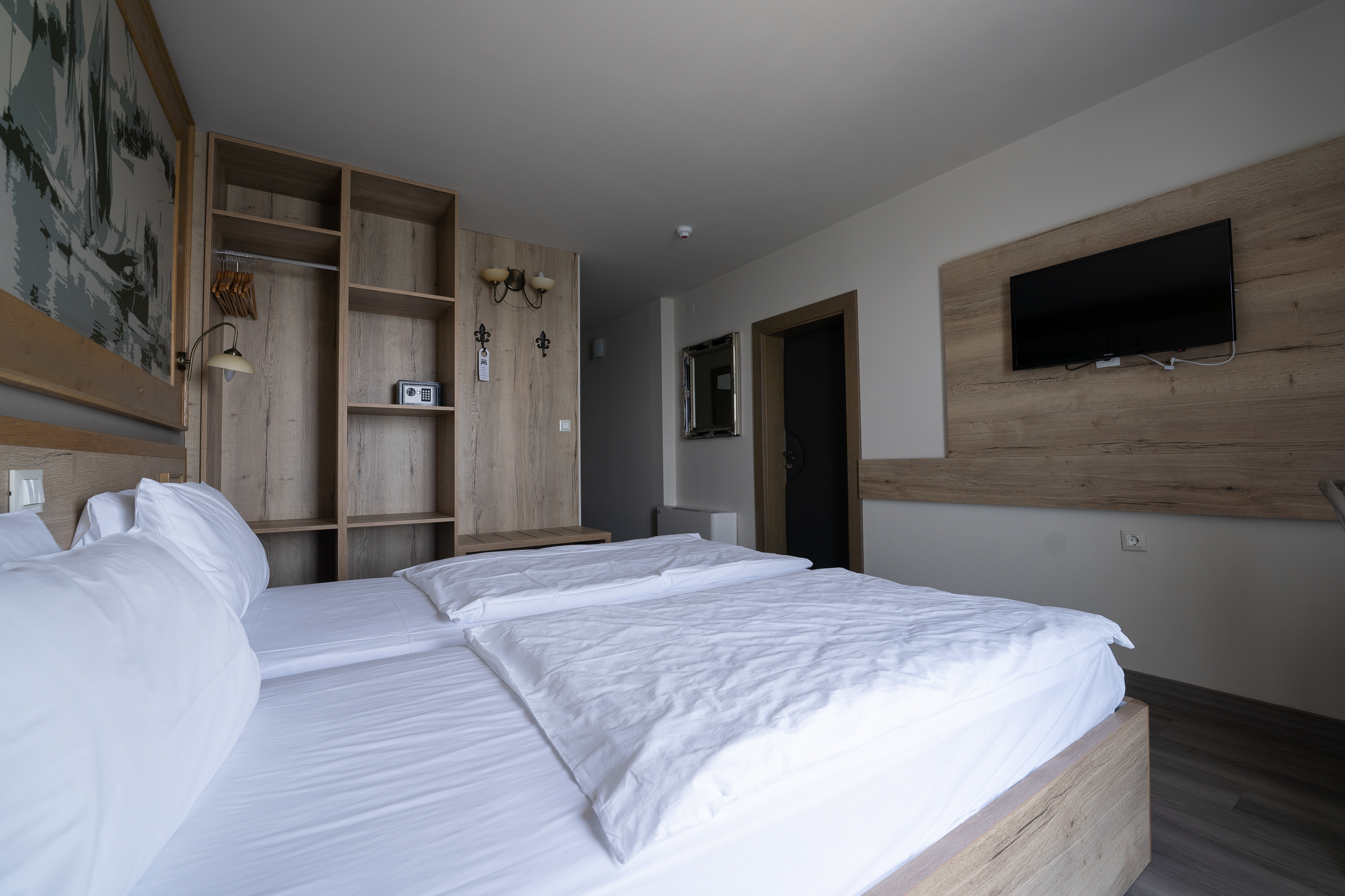 غرفة بسرير مزدوج بإطلالة على البحر بشرفة