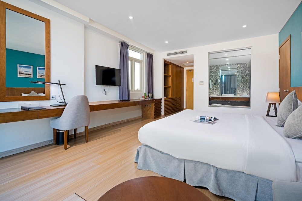Suite, King Bed, Sea or City View