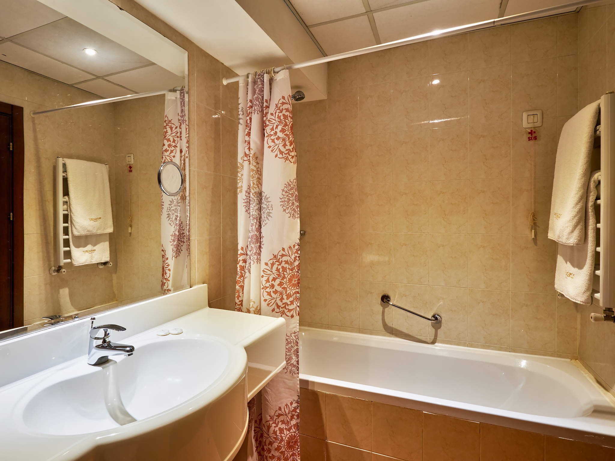 Yantra Grand Hotel 56/57