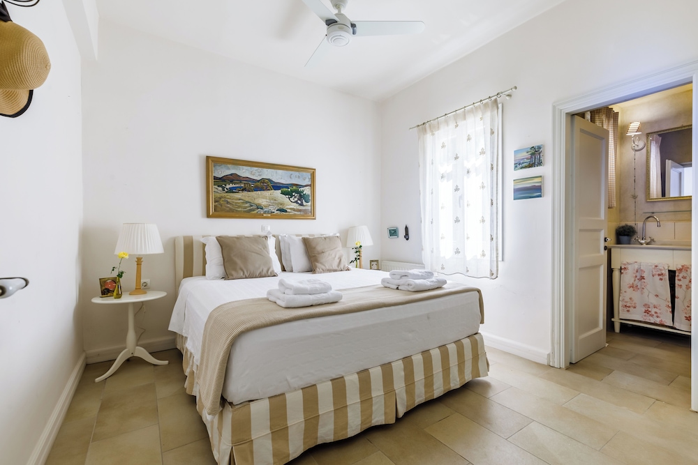 Skopelos Village Hotel Apartments 11/75