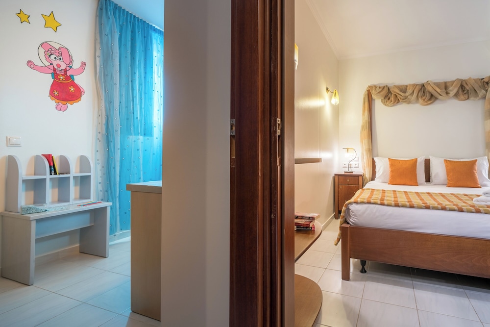Family Suite, Space, 1 Queen and 1 Bunk Bed, Hot Tub