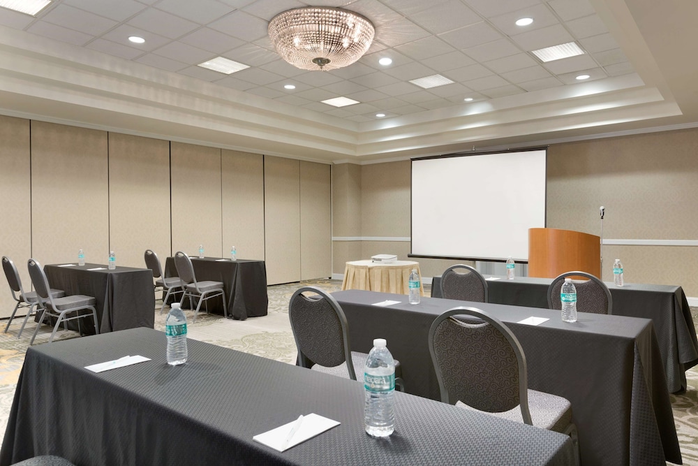 Embassy Suites by Hilton Newark Wilmington South 46/50