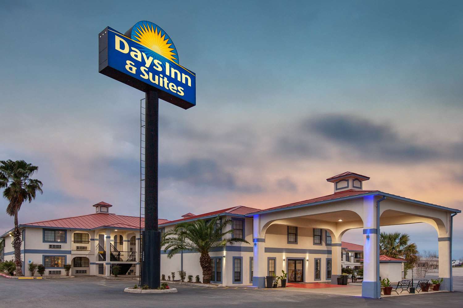 Days Inn & Suites by Wyndham Braunig Lake 2/22