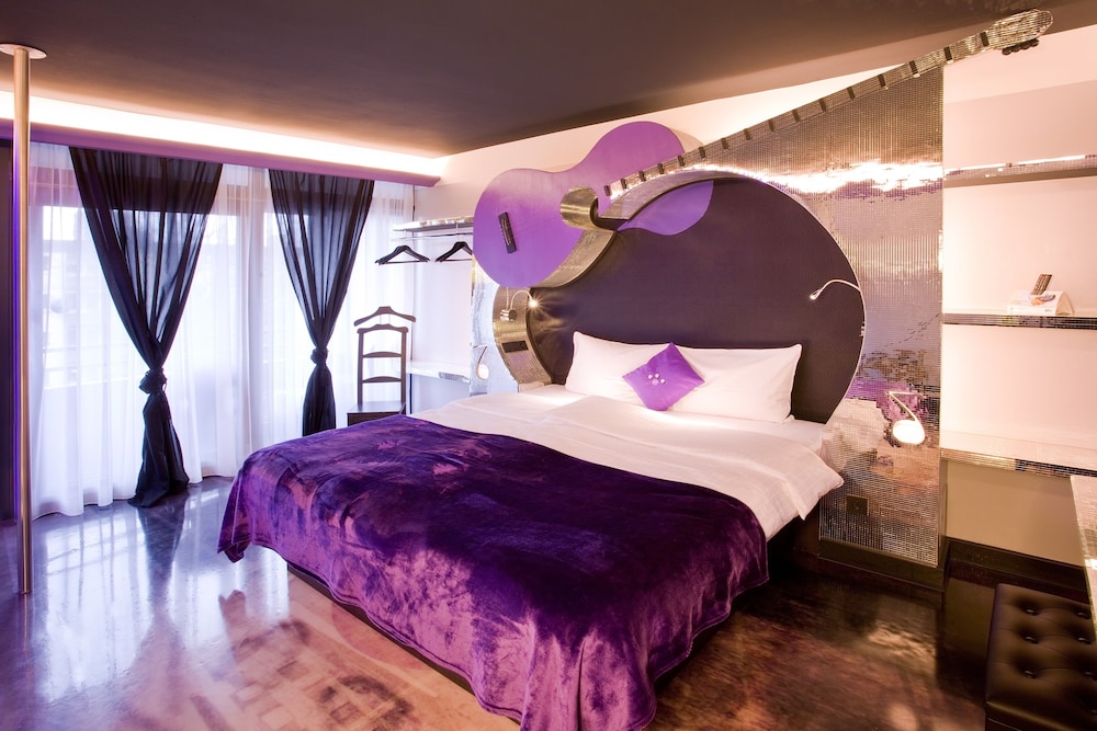 Mus Building, Queen Bed