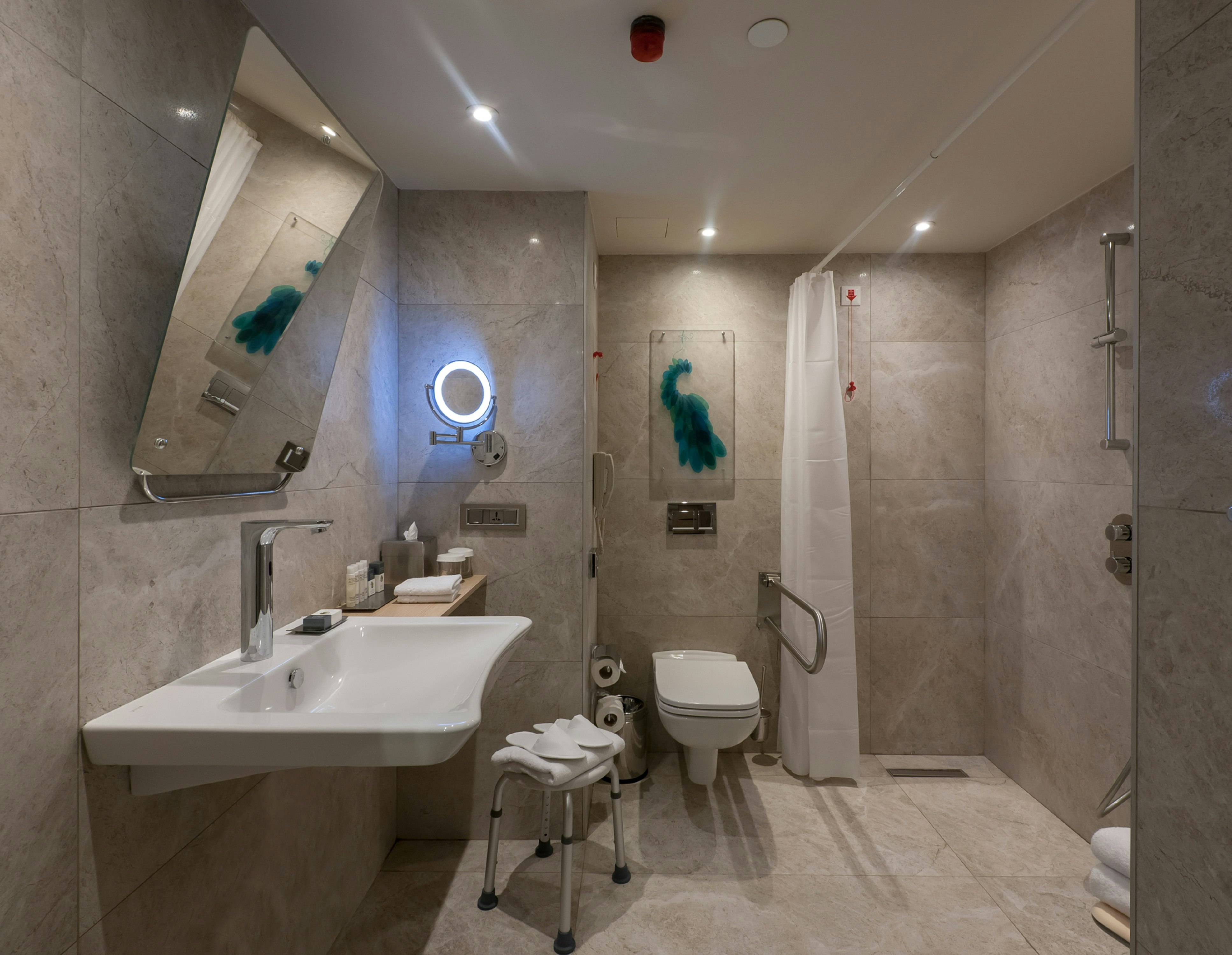 غرفة بسريرين كوين لذوي الإعاقة، Doubletree By Hilton Hotel Istanbul Sirkeci 3/7