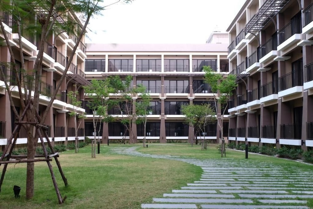 Summer Tree Hotel 62/68
