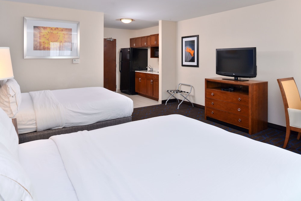 Holiday Inn Express Hotel and Suites Terre Haute 18/73