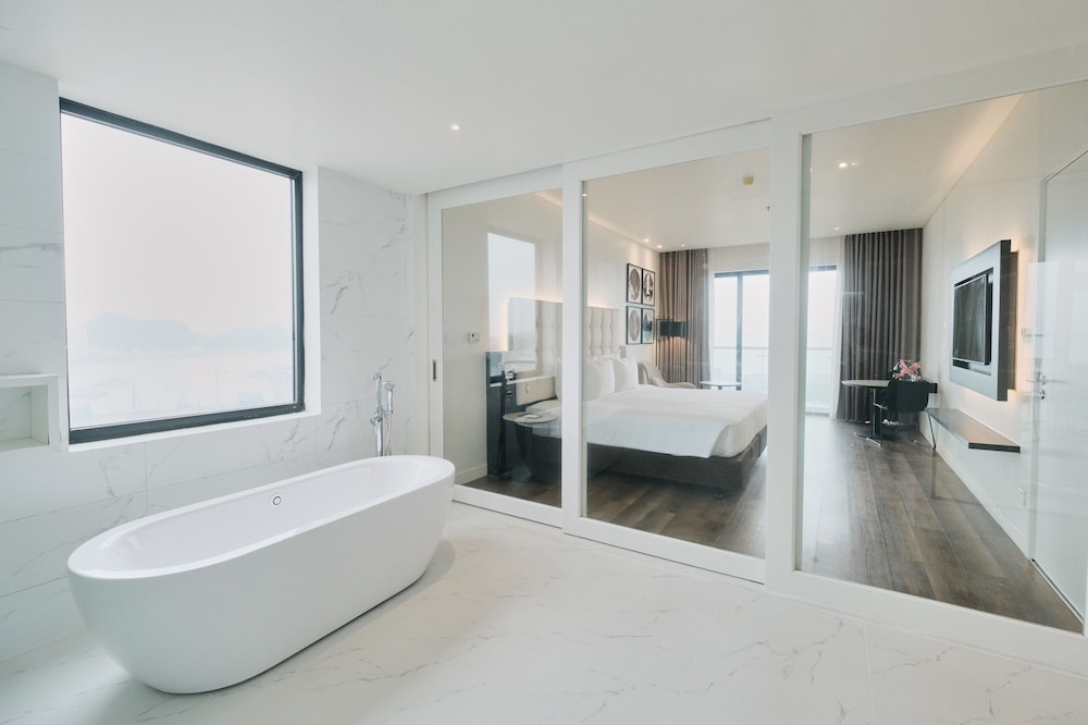 Hotel Soleil Ha Long, Trademark Collection by Wyndham 46/50