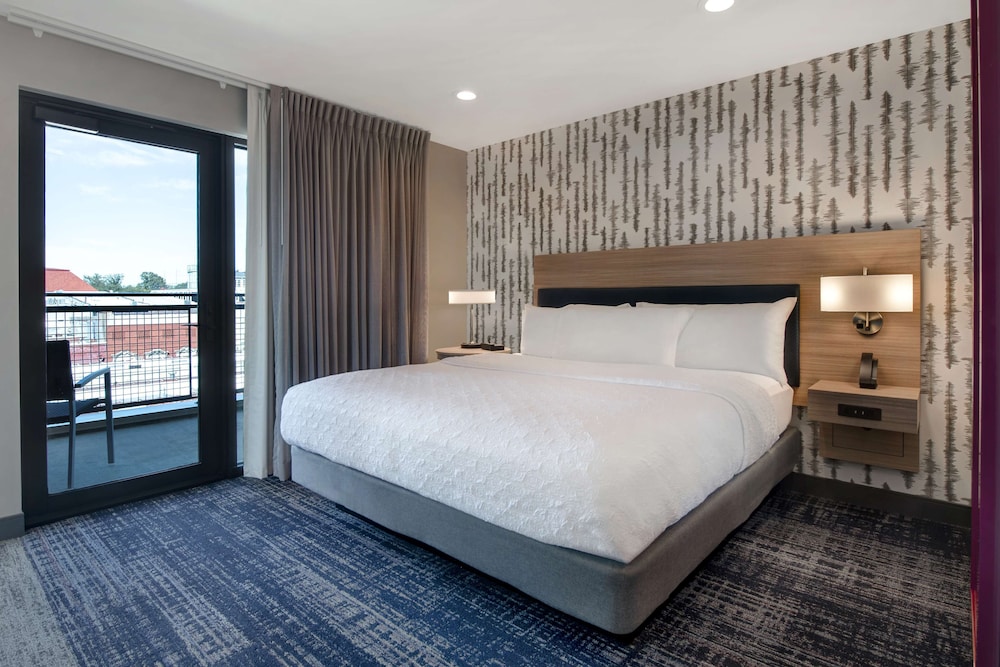 Deluxe, Suite, King Bed, Accessible