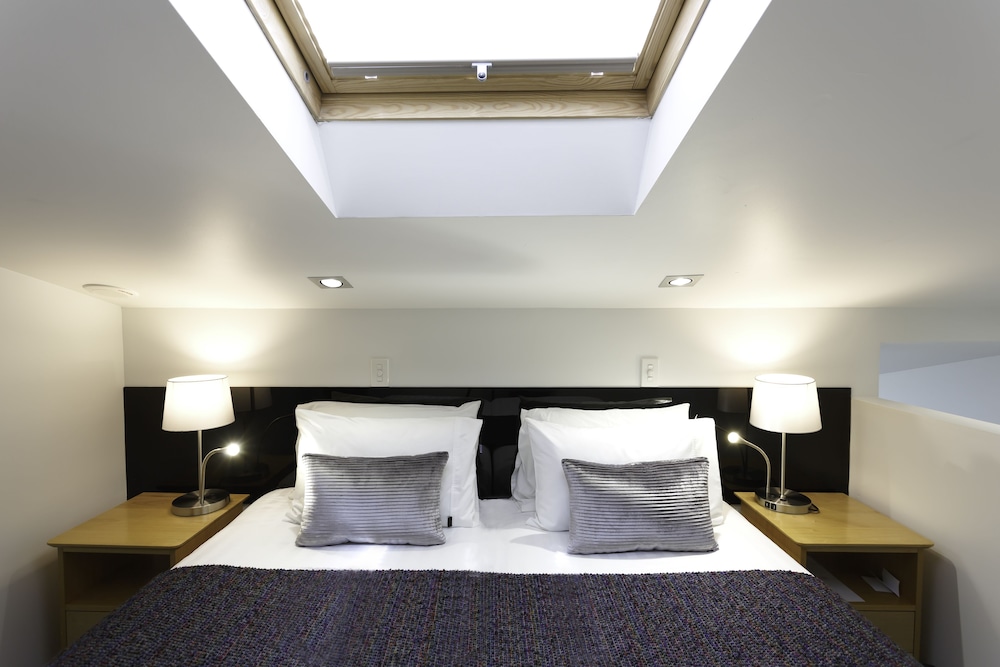 Trailways Hotel 16/70