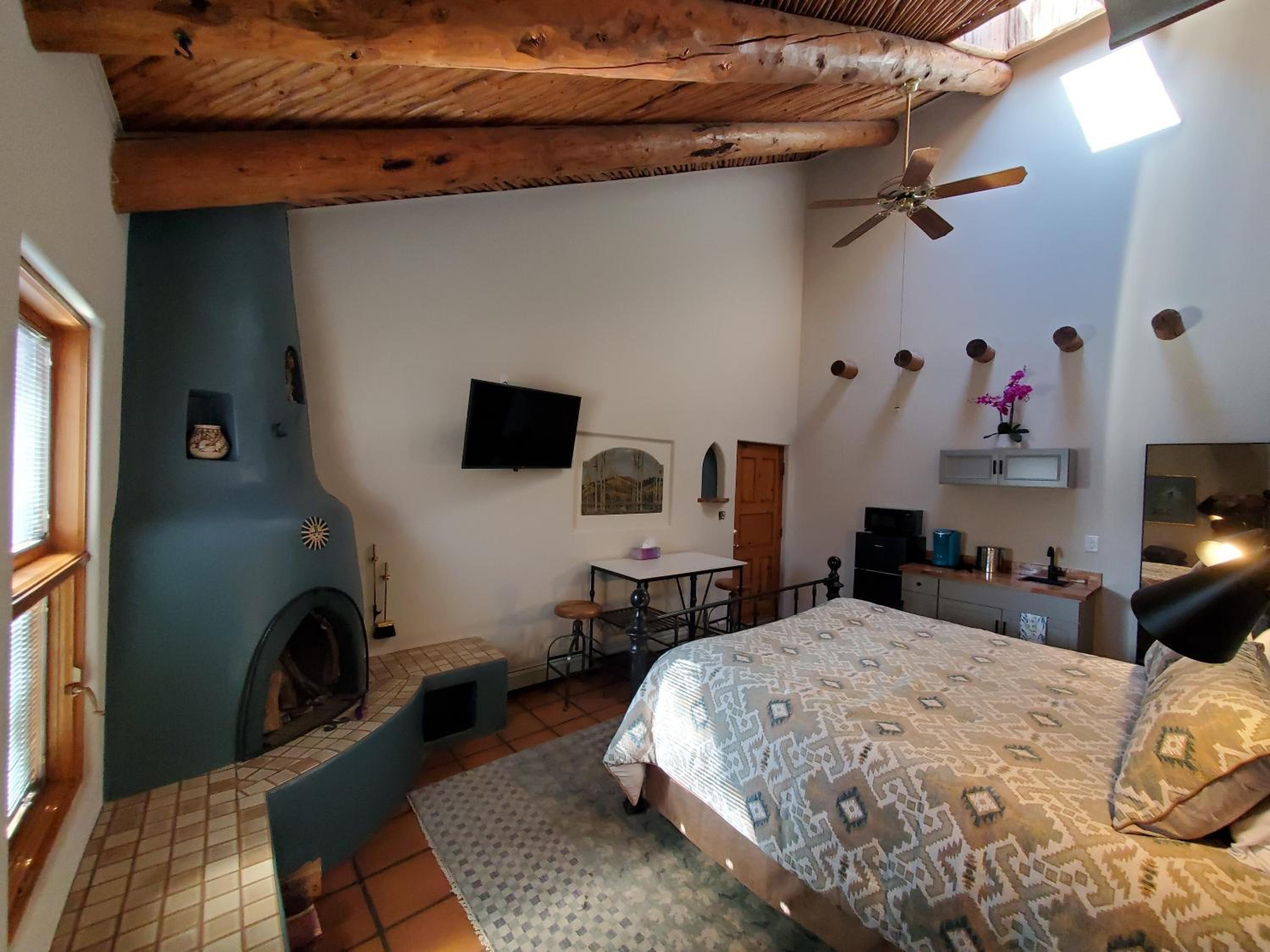 Efficiency, Studio, King Bed, Garden View