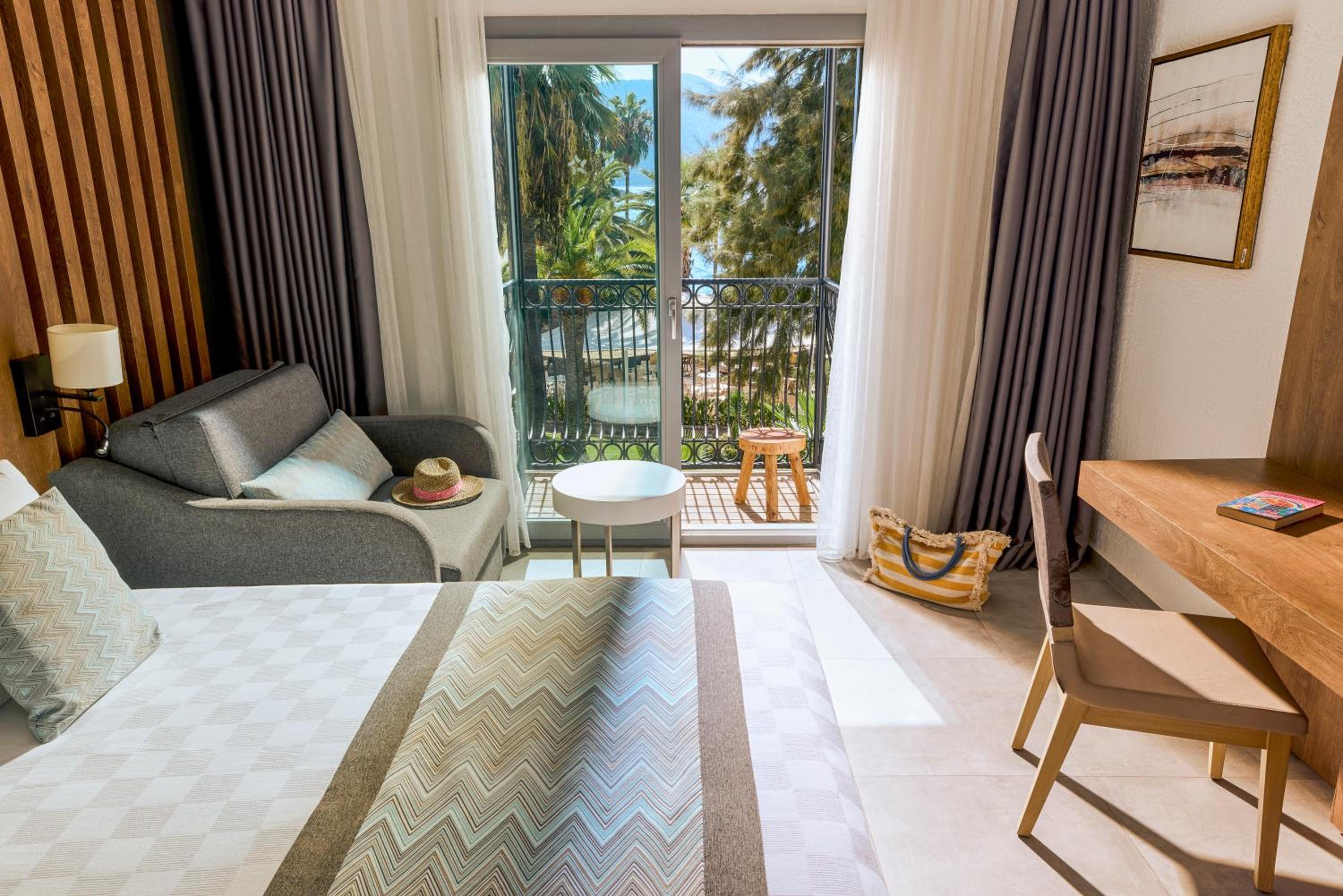 Room, Double or Twin Bed, Lateral Side Sea View