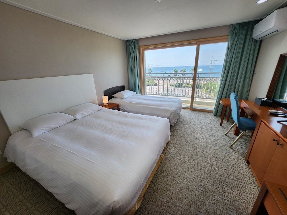Ocean, Deluxe, 1 Double and 1 Single Bed