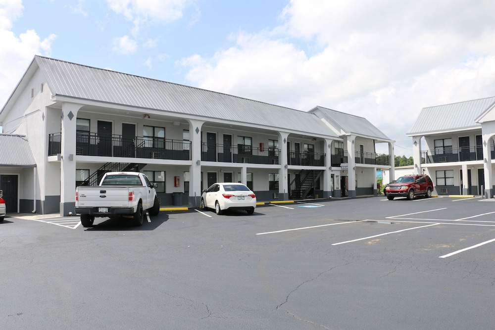 Travelodge by Wyndham Calhoun South I-75 35/40