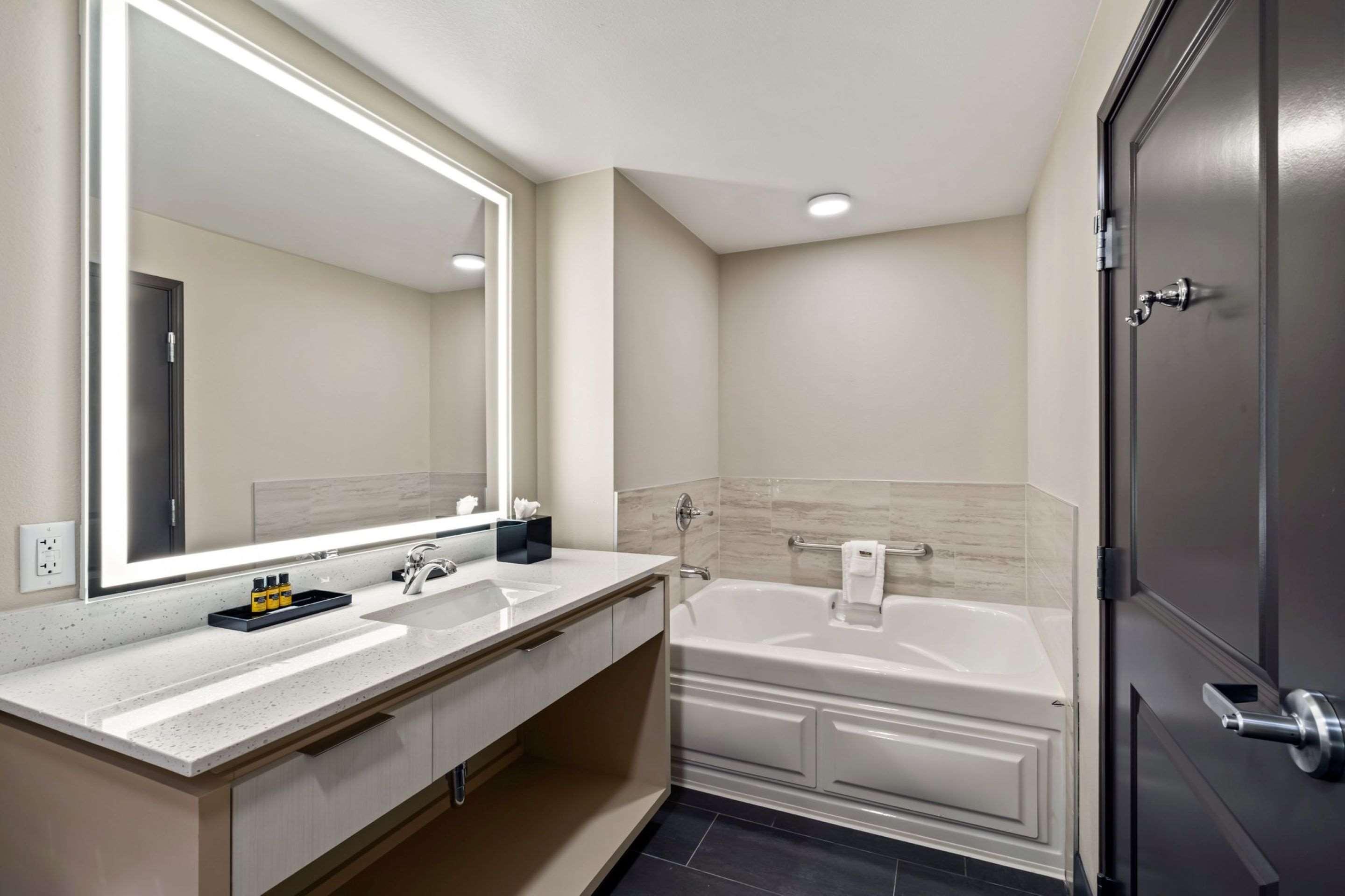 جناح بسرير كينج مع أريكة بمنطقة جلوس بحوض جاكوزي بمطبخ، Best Western Plus Executive Residency Fillmore Inn 4/4