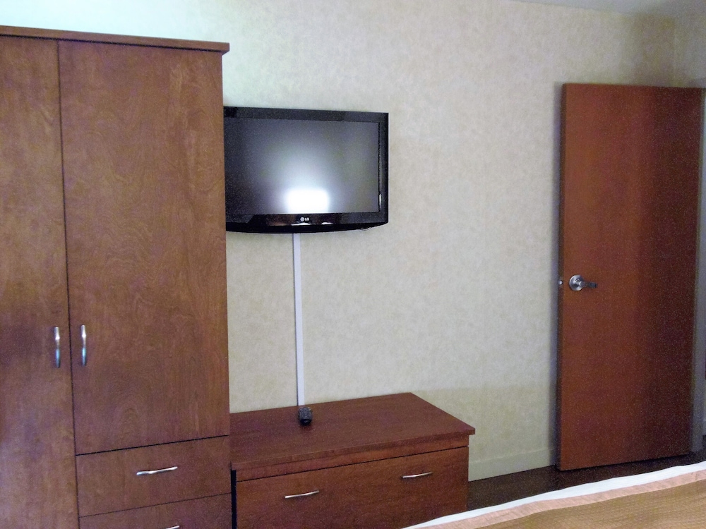 Rosslyn Inn & Suites, SureStay Collection by Best Western 43/48