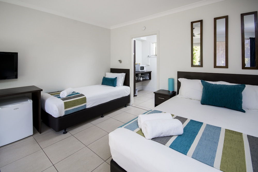 The Beach Motel Hervey Bay 16/72