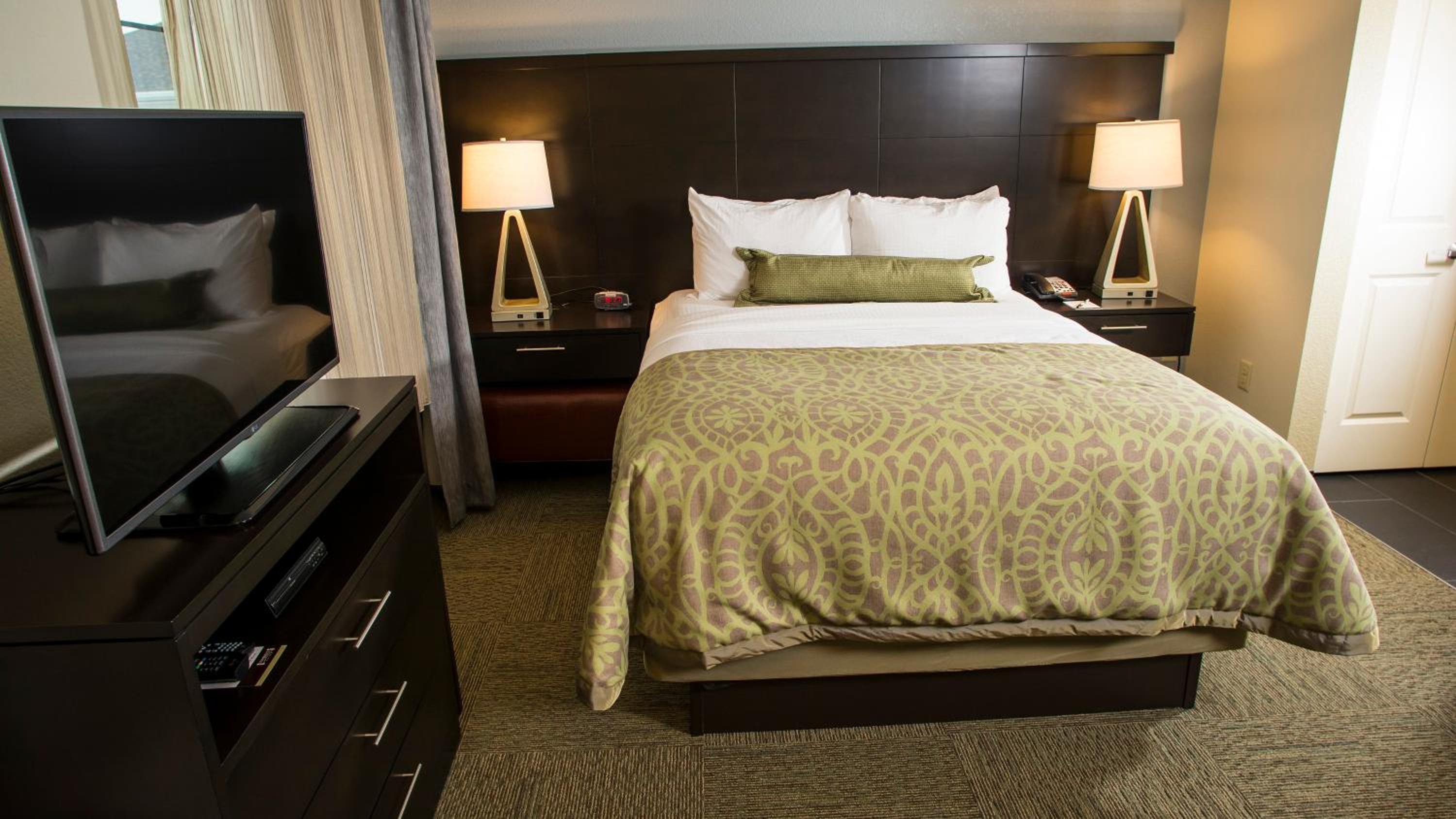 Studio, Suite, Queen Bed, Bathtub, Accessible