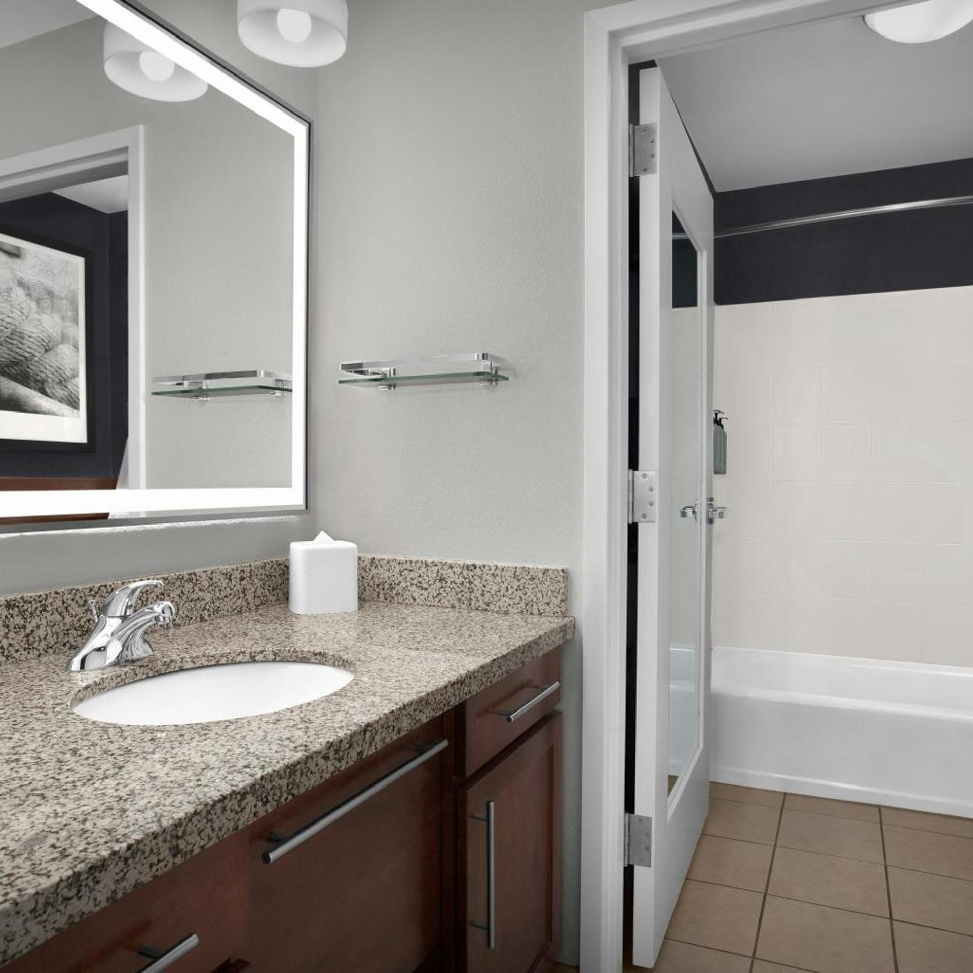 استوديو بسرير كينج مع أريكة بحوض استحمام لذوي الإعاقة، RESIDENCE INN BY MARRIOTT PORTLAND DOWNTOWN WATERFRONT 5/8