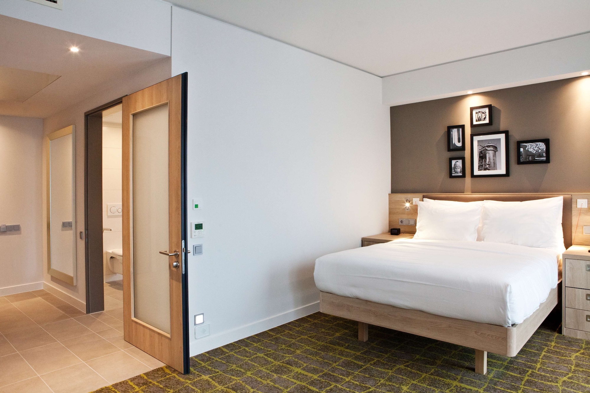 ROOM, QUEEN BED, ACCESSIBLE