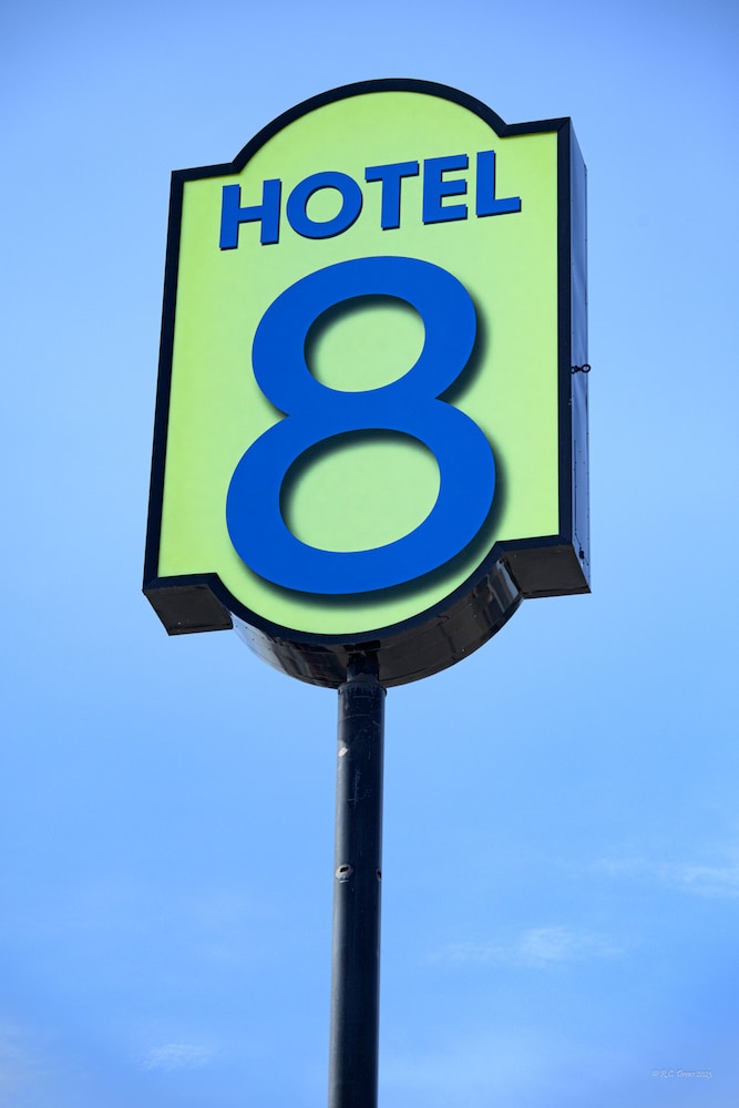 Hotel 8 Fergus Falls 3/49