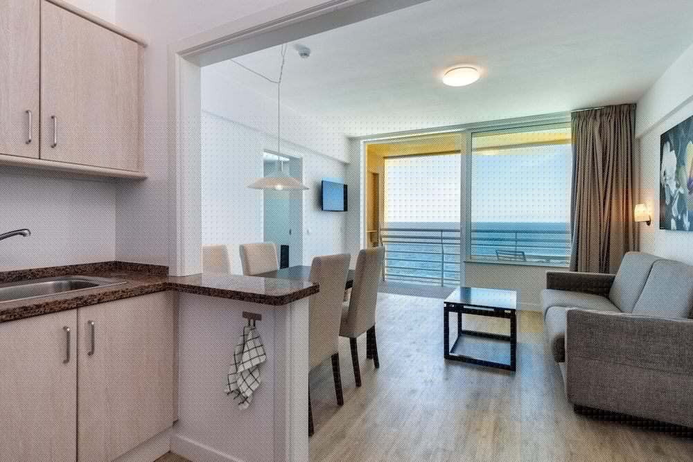 Atlantic Holiday Hotel 58/72